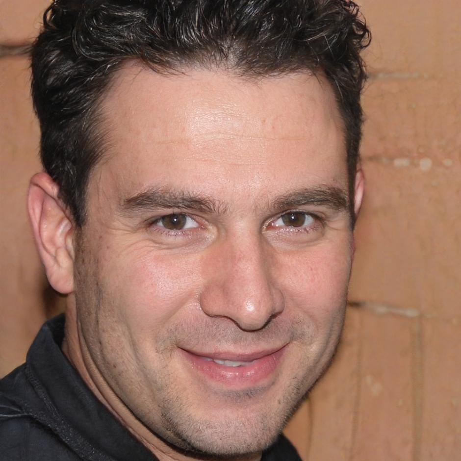 Carlos Mendoza, Analista Senior
